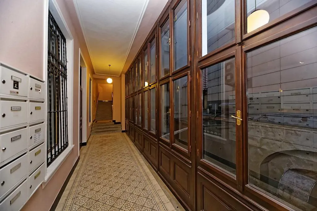 Apartment At Cafe Louvre Praga