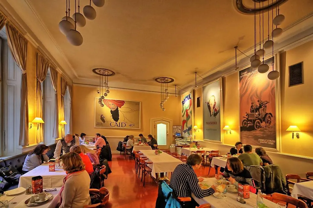Apartment At Cafe Louvre Praga